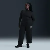 Nike Sportswear Club Fleece женская Mid-Rise Wide-Leg Graphic Pants (большие размеры) цвет черный
