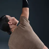 Nike Pro жіноча Dri-FIT Short-Sleeve Cropped Jacquard Top колір коричневий