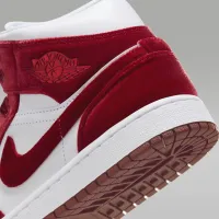 Nike Air Jordan 1 Mid SE жіноча Кросівки колір білий