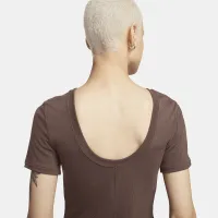 Nike Sportswear Chill Knit жіноча Tight Scoop-Back Short-Sleeve Mini-Rib Top колір коричневий