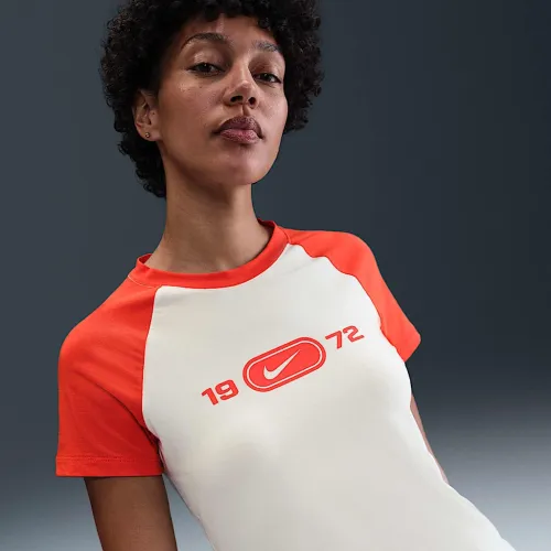 Nike Sportswear Chill Knit жіноча Slim Graphic футболка колір білий