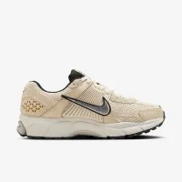 Nike Zoom Vomero 5 жіноча Кросівки колір білий