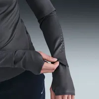 Nike Swift женская Therma-FIT ADV 1/4-Zip Running Top with Reflective Accents цвет серый