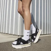 Nike Air Max Isla жіноча босоніжки колір чорний