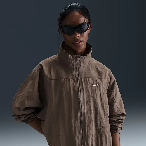 Nike Sportswear Everything Wovens жіноча оверсайз Repel UV Protection Куртка (великі розміри) колір коричневий