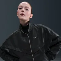 Nike Sportswear Windrunner жіноча Shine Куртка колір чорний