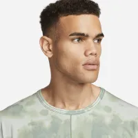 Nike Dri-FIT мужские Allover Print Short-Sleeve Yoga Top цвет серый