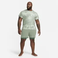 Nike Dri-FIT мужские Allover Print Short-Sleeve Yoga Top цвет серый