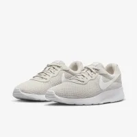 Nike Tanjun жіноча Кросівки колір коричневий