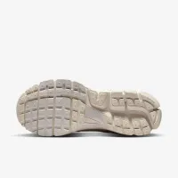 Nike Zoom Vomero 5 женская Shoe цвет серый