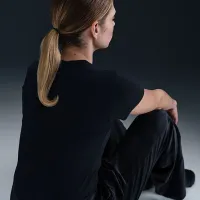 Nike Sportswear Chill Knit жіноча Slim Cropped футболка колір чорний