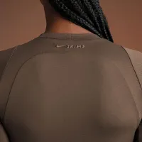 NikeSKIMS Airy жіноча Long-Sleeve Crew-Neck Top колір коричневий