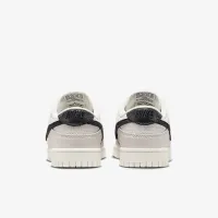 Nike Dunk Low SE жіноча Кросівки колір білий