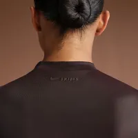 NikeSKIMS Shine жіноча Mock-Neck Short-Sleeve Top колір коричневий