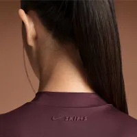 NikeSKIMS Shine жіноча Mock-Neck Short-Sleeve Top колір червоний