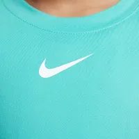 Nike Dri-FIT All Day Play Little дитячі Hemmed футболка колір зелений