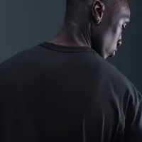 Nike Sportswear Premium Essentials чоловічі футболка колір чорний