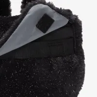 Nike Big детские Faux Fur Crossbody сумка (1L) цвет черный