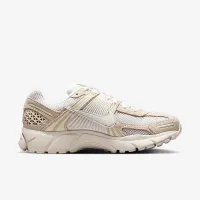 Nike Zoom Vomero 5 женская Shoe цвет серый