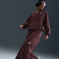 Nike Sportswear жіноча Wide-Leg Woven Pants колір червоний