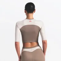 NikeSKIMS Shine женская Padded 1/2-Sleeve Crop Top цвет коричневый