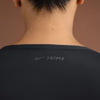 NikeSKIMS Weightless Layers жіноча Long-Sleeve Wrap Top колір чорний