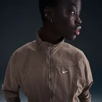 Nike Sportswear Everything Wovens женская оверсайз Repel UV Protection Куртка цвет коричневый
