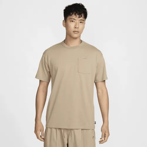 Nike Sportswear Premium Essentials чоловічі Pocket футболка колір коричневий