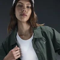 Nike Sportswear Essential женская оверсайз UV Woven Coaches' Куртка цвет зеленый
