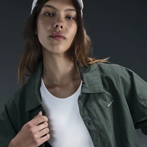 Nike Sportswear Essential жіноча оверсайз UV Woven Coaches' Куртка колір зелений