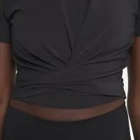 Nike Dri-FIT One Luxe женская Twist Cropped Short-Sleeve Top цвет черный