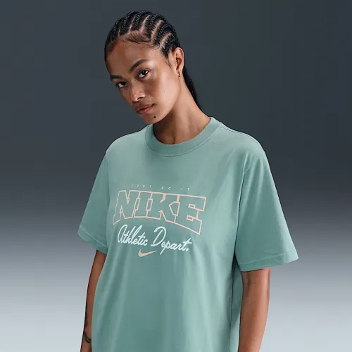 Nike Sportswear жіноча Loose Short-Sleeve Graphic футболка колір зелений