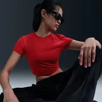 Nike Sportswear Chill Knit жіноча Cropped футболка колір червоний