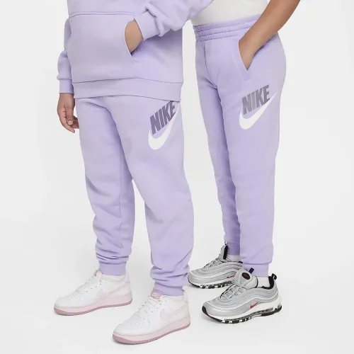 Nike Club Fleece Big дитячі Joggers (Extended Size) колір фіолетовий