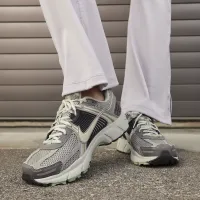 Nike Zoom Vomero 5 женская Кроссовки цвет серый