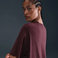 Nike Sportswear Essential жіноча футболка колір червоний
