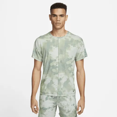 Nike Dri-FIT мужские Allover Print Short-Sleeve Yoga Top цвет серый