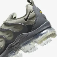 Nike Air VaporMax Plus чоловічі Кросівки колір сірий