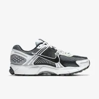 Nike Zoom Vomero 5 SE SP чоловічі Кросівки колір сірий