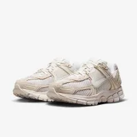 Nike Zoom Vomero 5 женская Shoe цвет серый