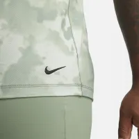 Nike Dri-FIT мужские Allover Print Short-Sleeve Yoga Top цвет серый