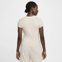 Nike Sportswear Chill Knit жіноча Slim Cropped Tee колір коричневий