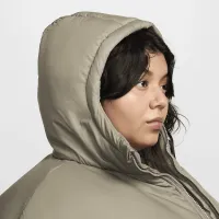 Nike Sportswear Classic Puffer женская Therma-FIT Loose Hooded Куртка (большие размеры) цвет зеленый