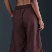 Nike Sportswear жіноча Wide-Leg Woven Pants колір червоний