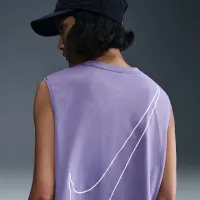 Nike Sportswear Club жіноча Sleeveless Cropped Graphic футболка колір фіолетовий