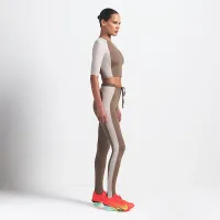 NikeSKIMS Shine женская Padded 1/2-Sleeve Crop Top цвет коричневый