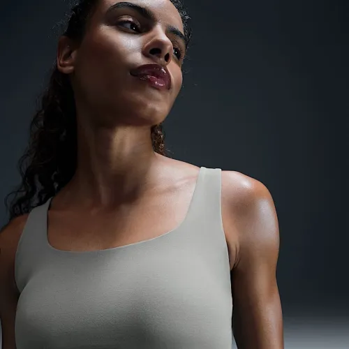 Nike Zenvy женская Medium-Support Padded Longline Sports Bra цвет зеленый