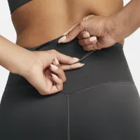 Nike Go жіноча Firm-Support Mid-Rise Cropped лосіни з кишенямиколір коричневий