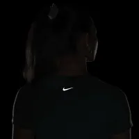 Nike One Fitted женская Dri-FIT Short-Sleeve Cropped Top цвет зеленый