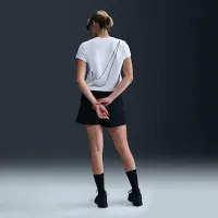 Nike Sportswear Club женская Short-Sleeve Cropped Graphic футболка цвет белый